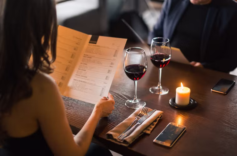 Les indices qui trahissent une mauvaise carte des vins au restaurant