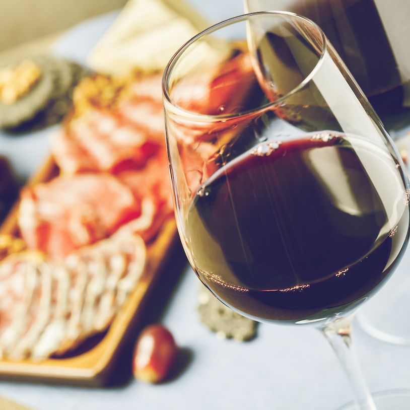 accord vin rouge plateau de fromages et charcuteries